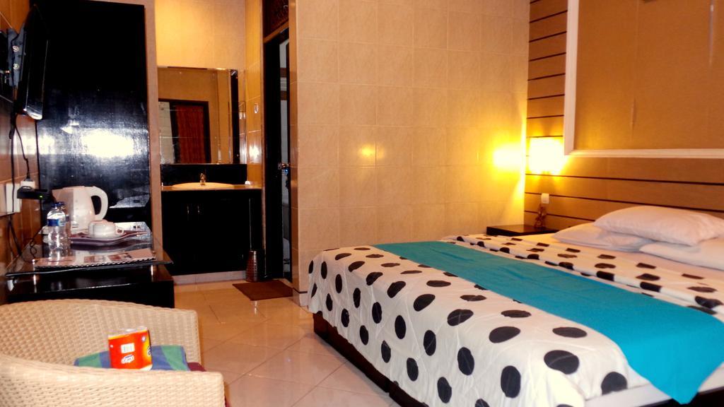เดเนย์ส เฮาส์ Hotel จิมบาราน ภายนอก รูปภาพ