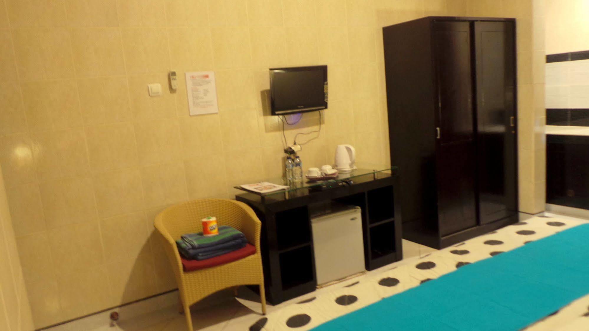 เดเนย์ส เฮาส์ Hotel จิมบาราน ภายนอก รูปภาพ