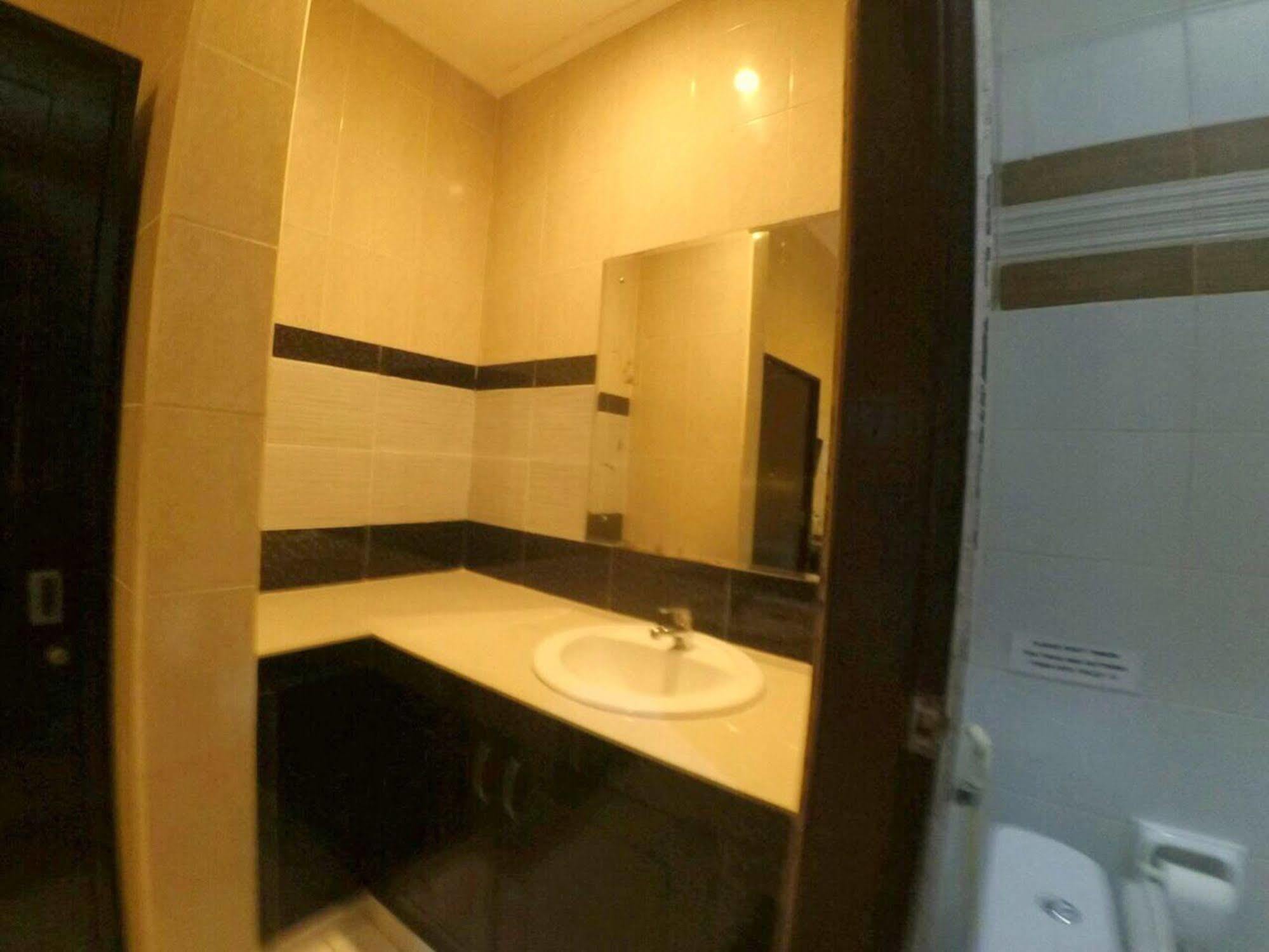 เดเนย์ส เฮาส์ Hotel จิมบาราน ภายนอก รูปภาพ